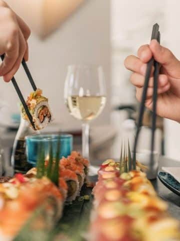vin de Bordeaux avec des sushis
